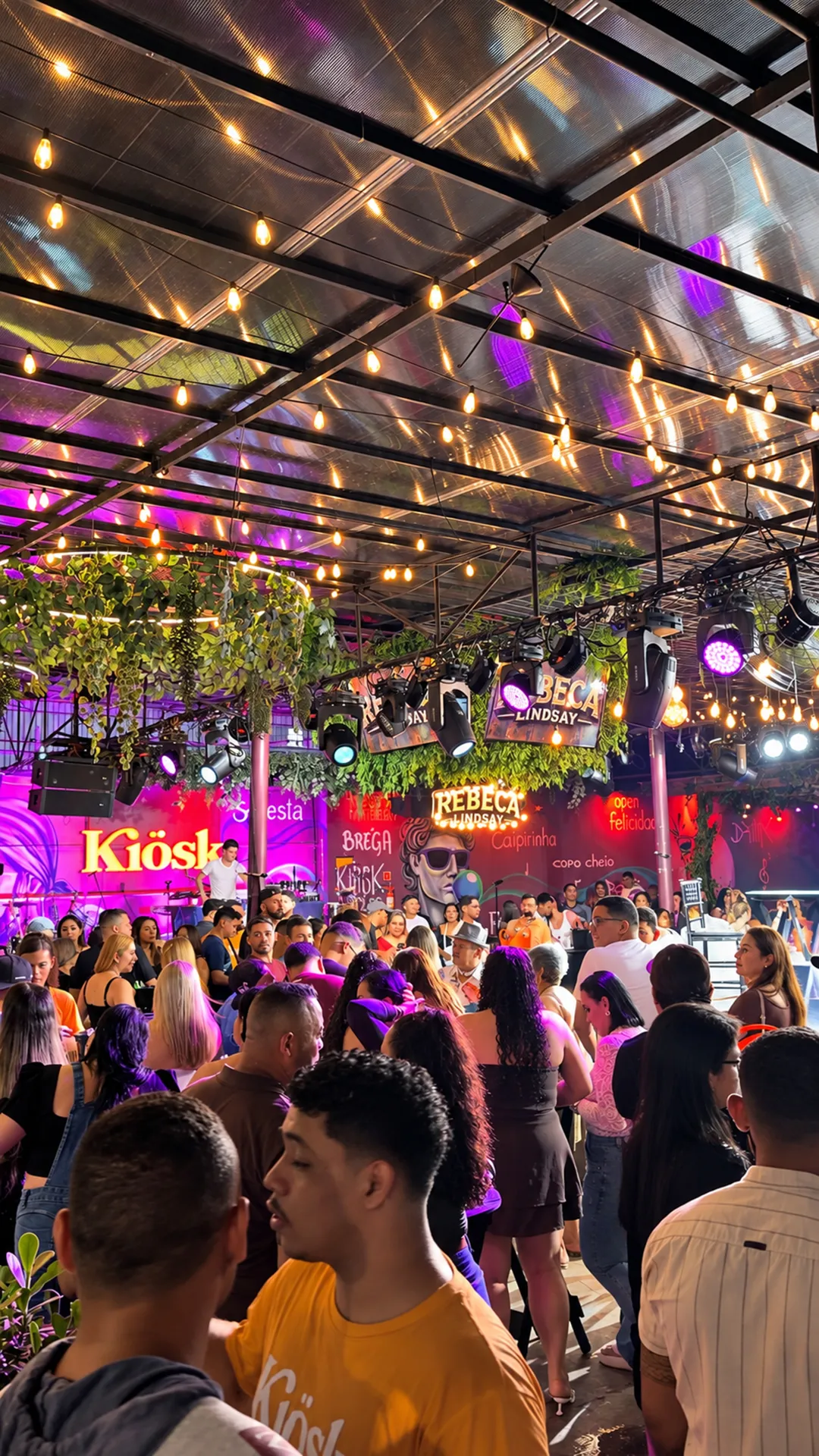 Ambiente e público do Kiosk em uma noite de música